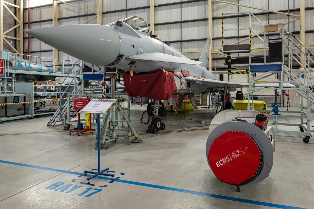 Истребитель Eurofighter Typhoon рядом с радаром ECRS Mk2