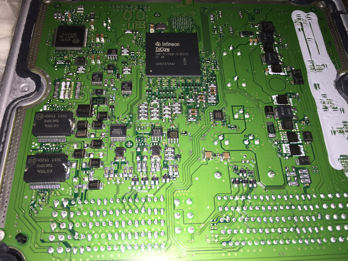 Сердце блока - процессор Infenion Tricore и обвязка вокруг него