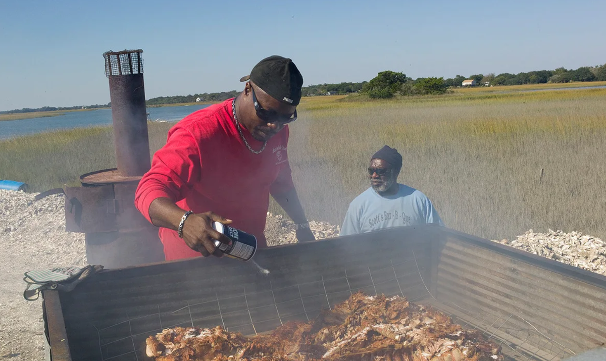 Барбекю от Родни Скотта, звездное южнокаролинское дополнение к субботнему публичному мероприятию. Фотограф: Anthony Suau/©OrganicRisingFilm.com