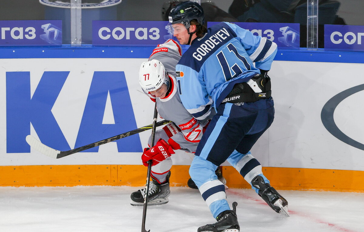    Нападающий "Спартака" Никита Сусуев и защитник "Сибири" Федор Гордеев  Кирилл Кухмарь/ТАСС