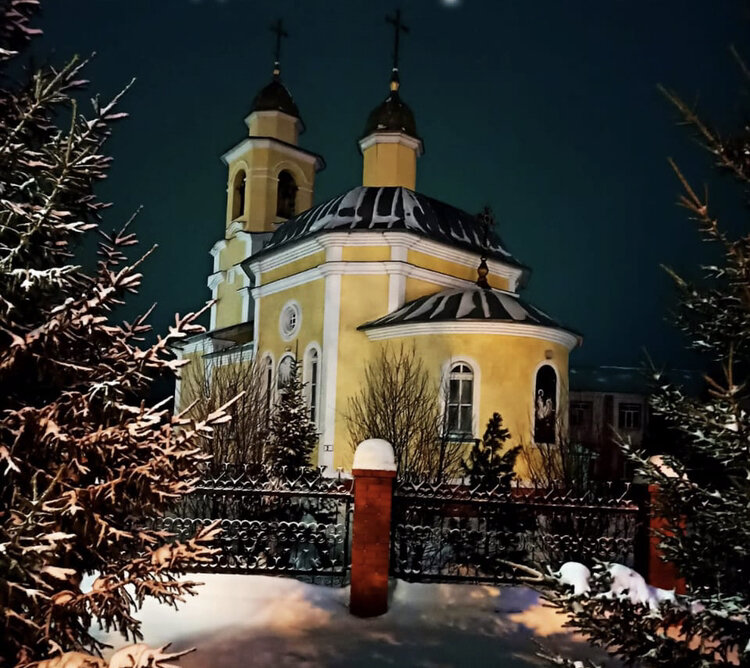 На фото: Церковь Рождества Христова в родном для автора райцентре Новосибирской области.