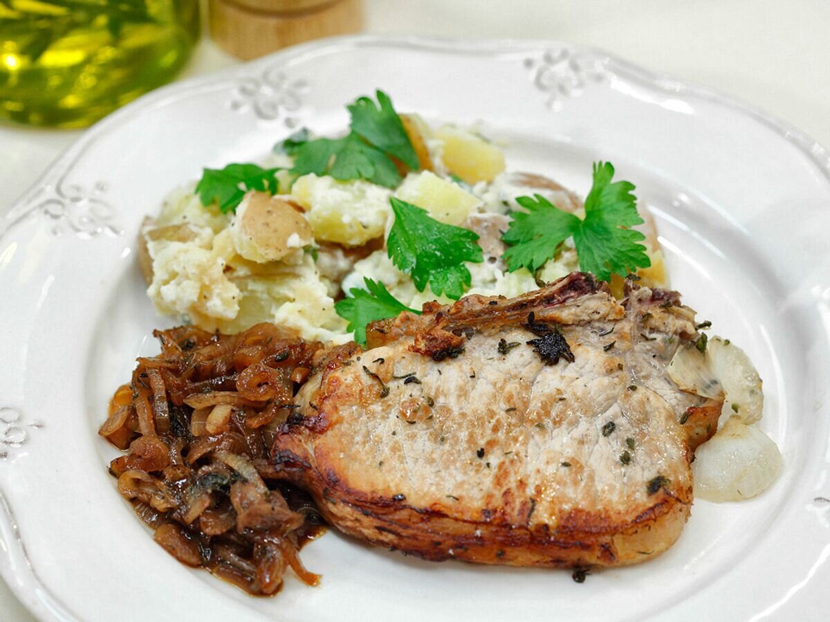    Свинина, маринованная в квасе, с салатом из картофеля, яблок и хрена© Фото : Дмитрий Ухов и Александр Колпаков