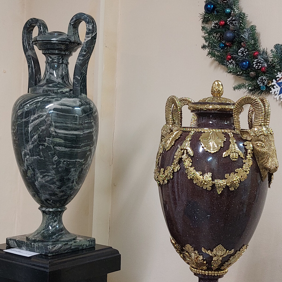 Вазы разные колыванские. Кое что из ревневской яшмы и коргонского порфира, а Коргон - это в Чарыше. 