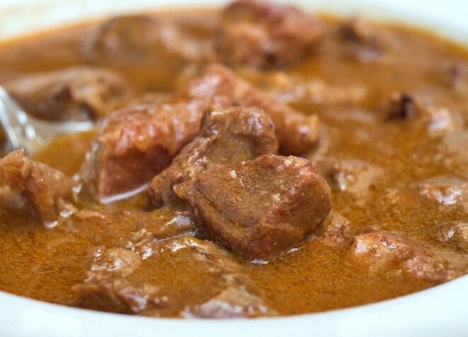 гуляш говяжий в томатном соусе консервы. гуляш из говядины калорийность. гуляш из говядины калории. гуляш из говядины с морковью и луком. гуляш из свинины ккал на 100 грамм.