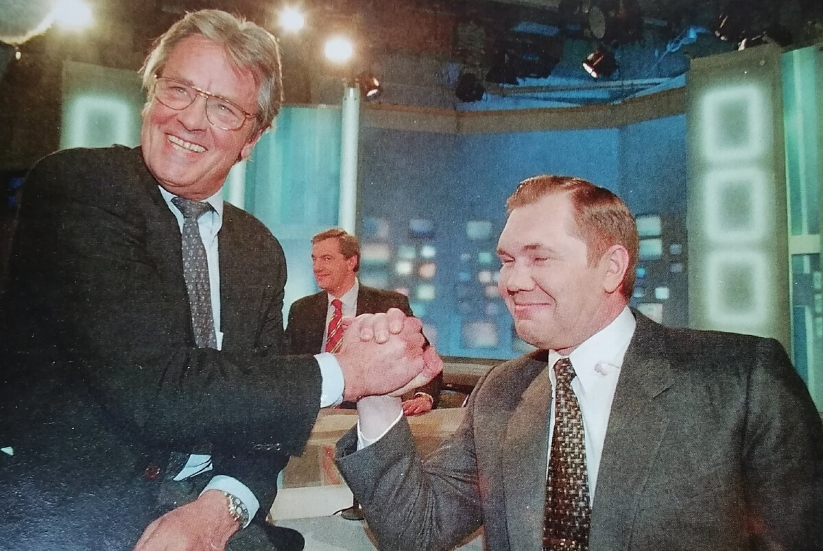 Ален Делон: "Я ни с кем не заигрываю и ни от кого не прячусь. Я такой, какой есть. Вы имеете полное право принять меня или отвергнуть. Вопреки тому, что обо мне пишут, я очень чувствителен и эмоционален. Я имею на это право. Разве я иначе смог бы стать актером, большим актером?"