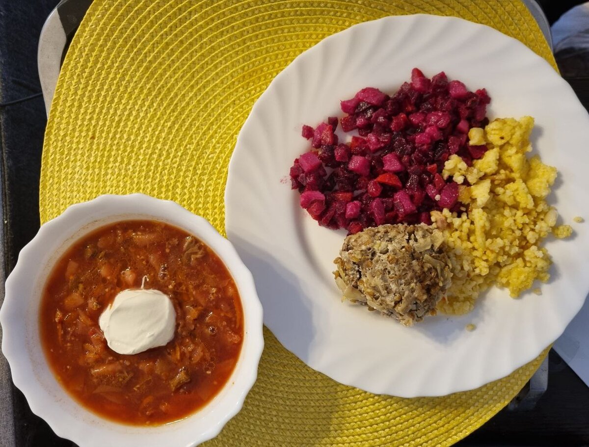 Если думаете, что мало мяса, то в борще так-то еще говядина есть)