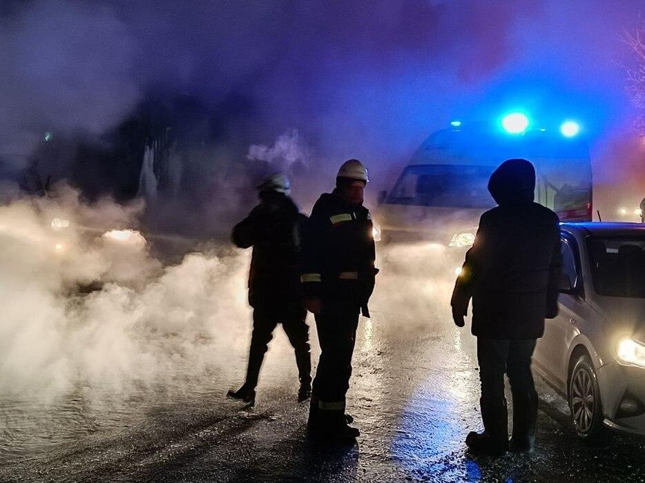 В Новосибирске, на улице Петропавловская, 2, вновь прорвало трубу, спустя шесть дней после аварии на улице Пархоменко. В пресс-службе СГК заявили, что на трубопроводе возник дефект 700 мм. 18 января специалисты продолжают работы. В сотнях домах всю ночь не было отопления, при этом столбик термометра опускался до -27 градусов. Кто-то из сибиряков сидит без отопления всю неделю. Корреспондент Сиб.фм связался с новосибирцами, чтобы узнать, как они согревались дома в сильный мороз.

