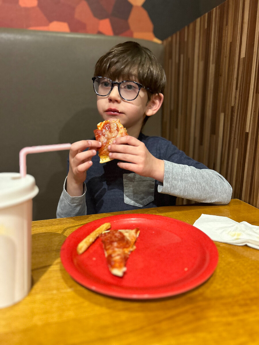 парень и девушка. девушка и мужчина в ресторане. мужчина дарит цветы девушке. пригласить девушку на свидание. романтическое свидание.