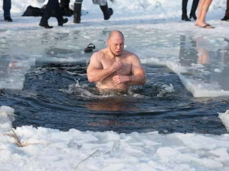 Летом на речке. Место для купания. Место для купания. Зимние купания в киеве. Купание в открытом водоеме.