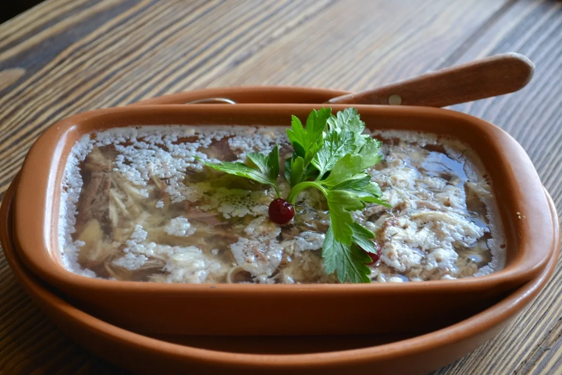 холодец из свиных ушей и курицы. холодец из свиных ушей и курицы. холодец с курицей. варка холодца из свиных ножек. холодец из свиных ушей и курицы.