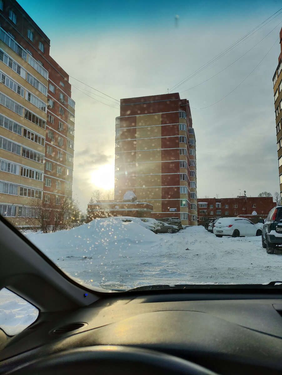 Мороз, много снега и солнце сияет