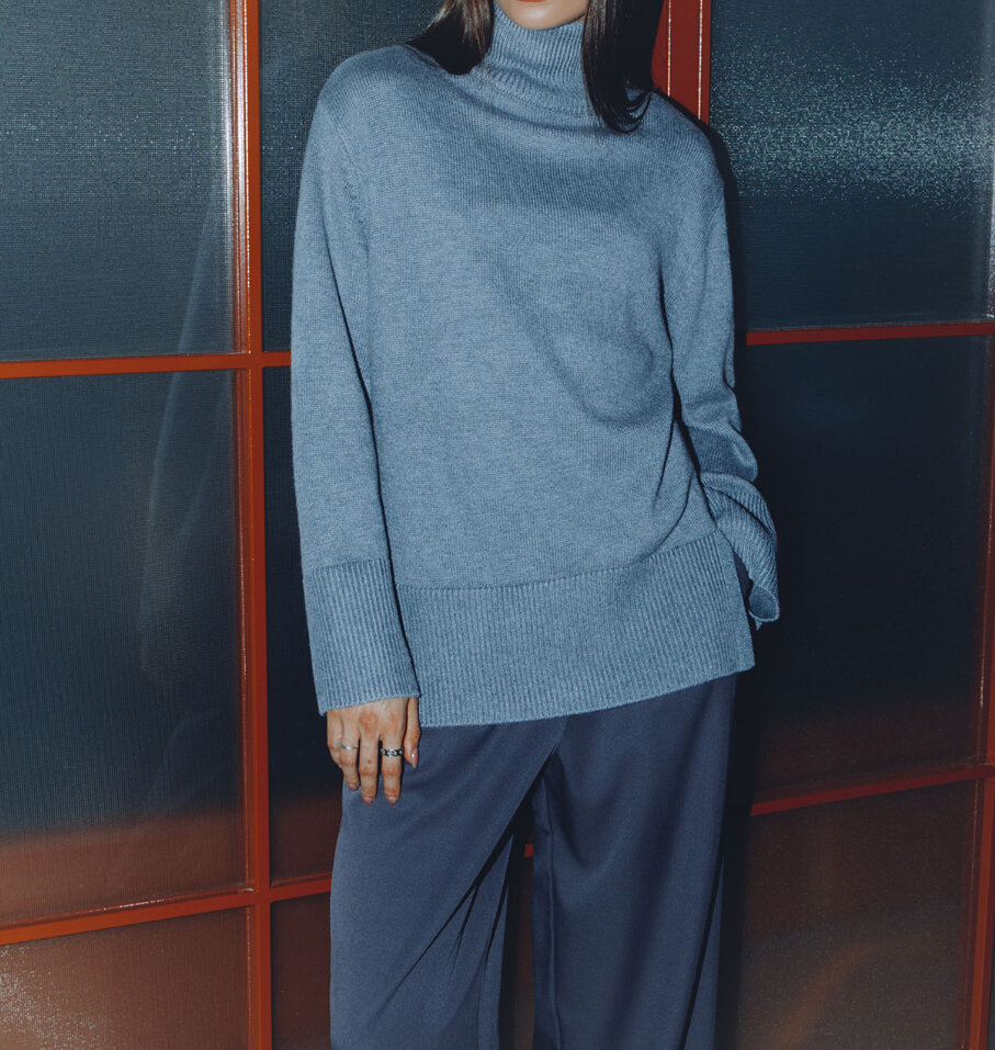 Удлиненный серый свитер 