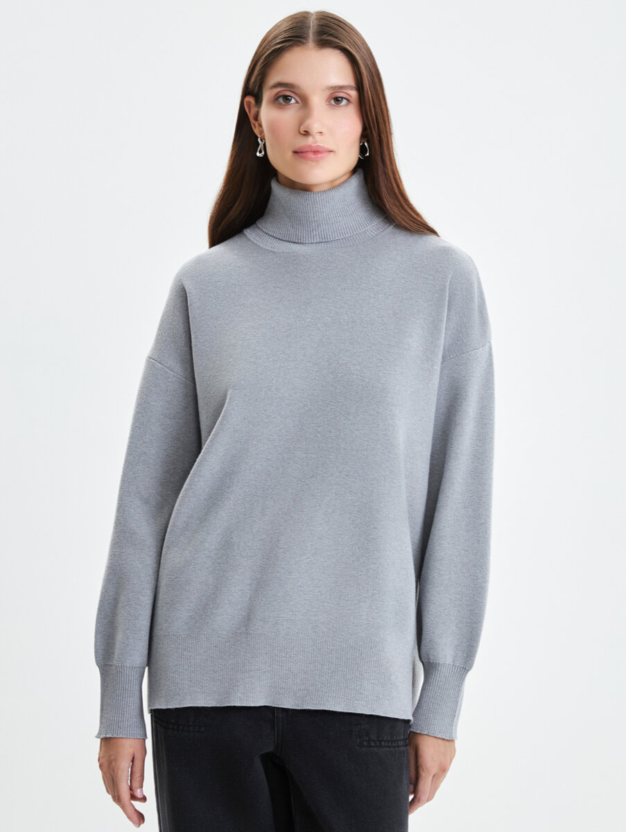 Удлиненный светло-серый свитер 