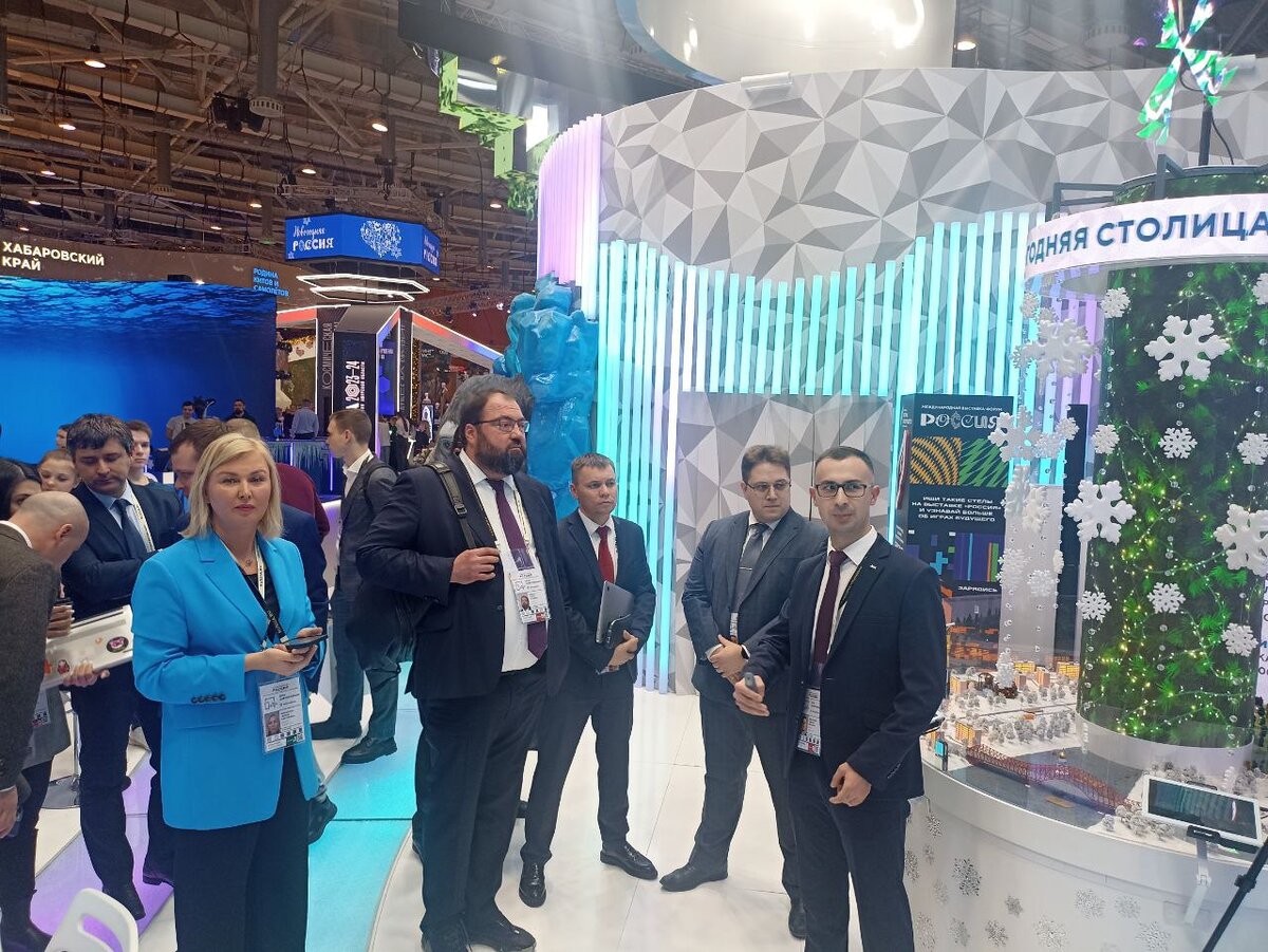    Глава Минцифры РФ Максут Шадаев посетил стенд Югры на выставке «Россия»