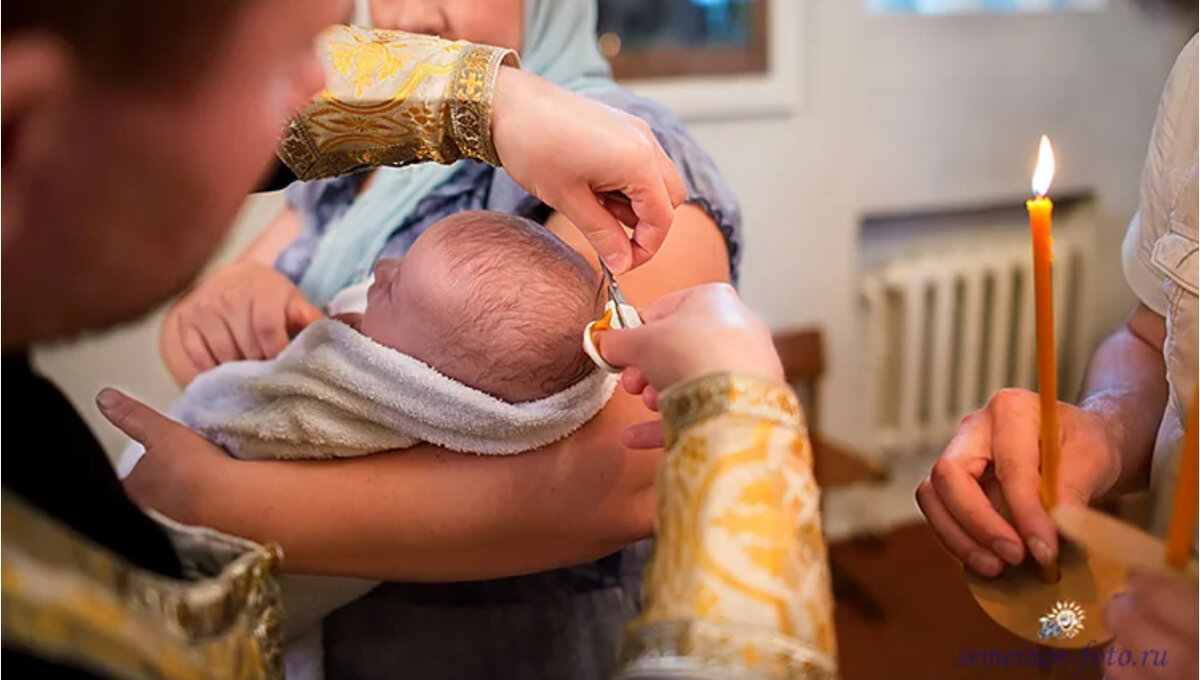 Волосы в воске при крещении. Крещение отрезают волосы. Пострижение волос при крещении. Таинство крещения. Пострижение.