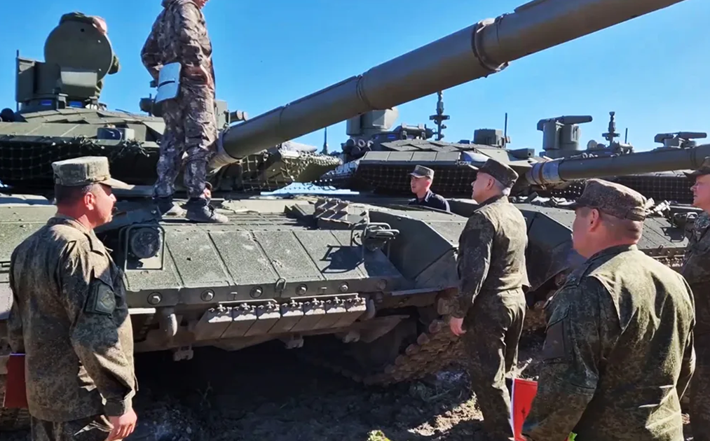 Три танка. Т-80бв. Танковые учения россии. Сухопутные войска рф танковые войска. Танк т90 армия рф на украине.