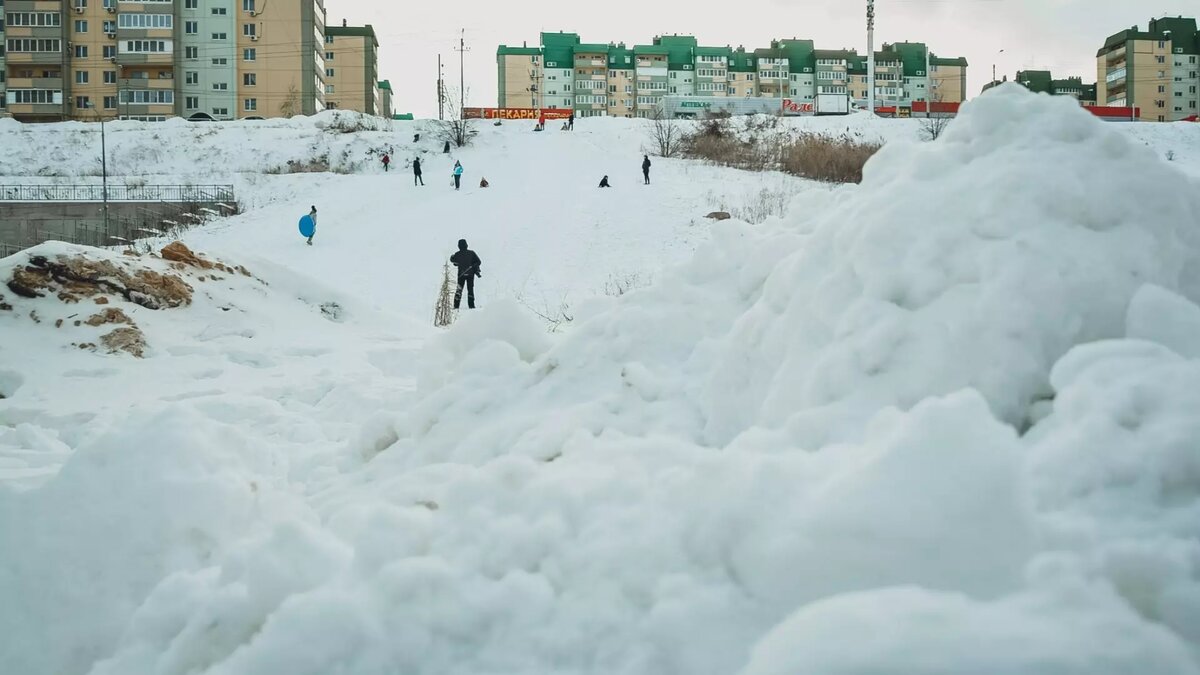     В Киясовском районе Удмуртии ребенок сломал ключицу, катаясь с ледяной горки на территории школы. Прокуратура провела проверку.