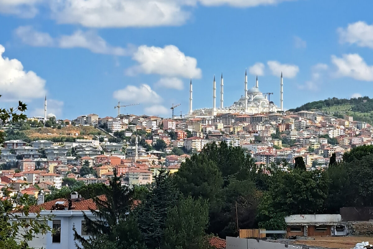 Если заходить в парк с противоположной от Босфора стороны, будет еще вот такой вид на мечеть Чамлыджа