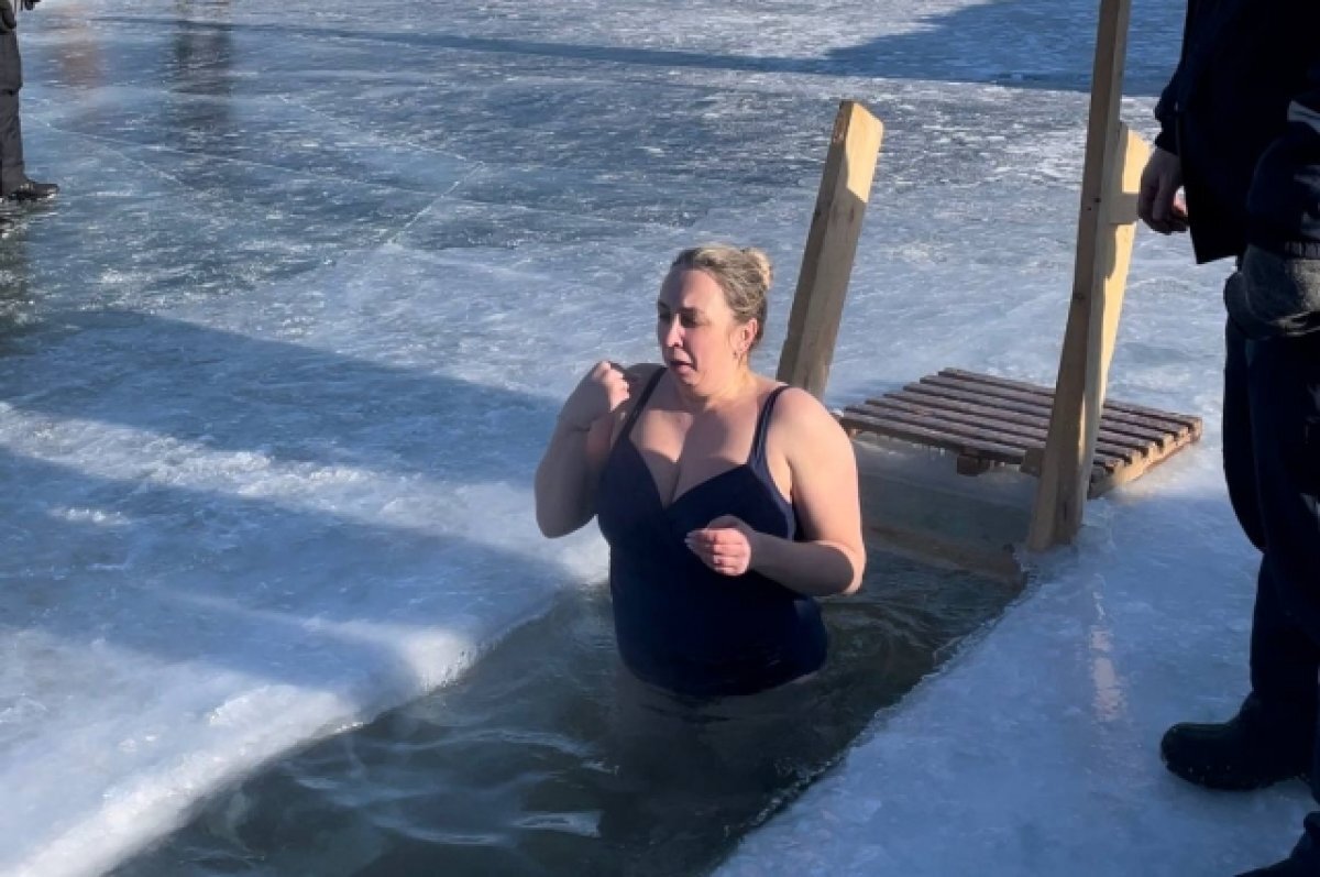    В Минздраве добавили, что купаться на Крещение можно только в оборудованных местах, где дежурят медики.