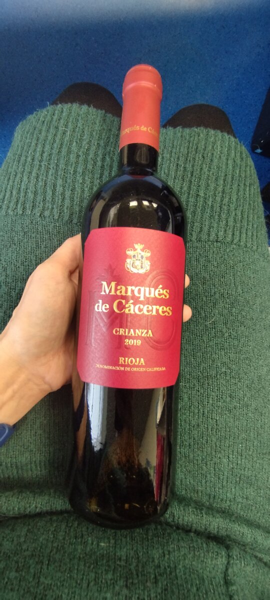 Снова вино😡 Говорят, хорошее. Не знаю, не разбираюсь. Вспомнила в связи с этим шутку: "Княгиням лучше нас жилось: приняла красного на грудь, отправила голубя с признанием в любви, птица в пути издохла - наутро не стыдно"))))) 