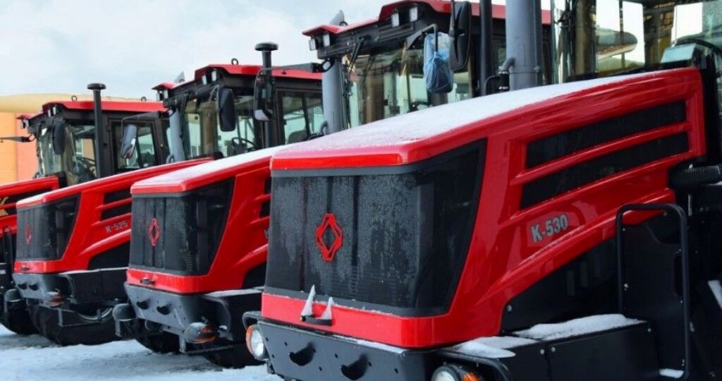 💥 Мощнее, быстрее и красивее: новые тракторы «Кировец» серии К-5 Петербургского завода 🏭