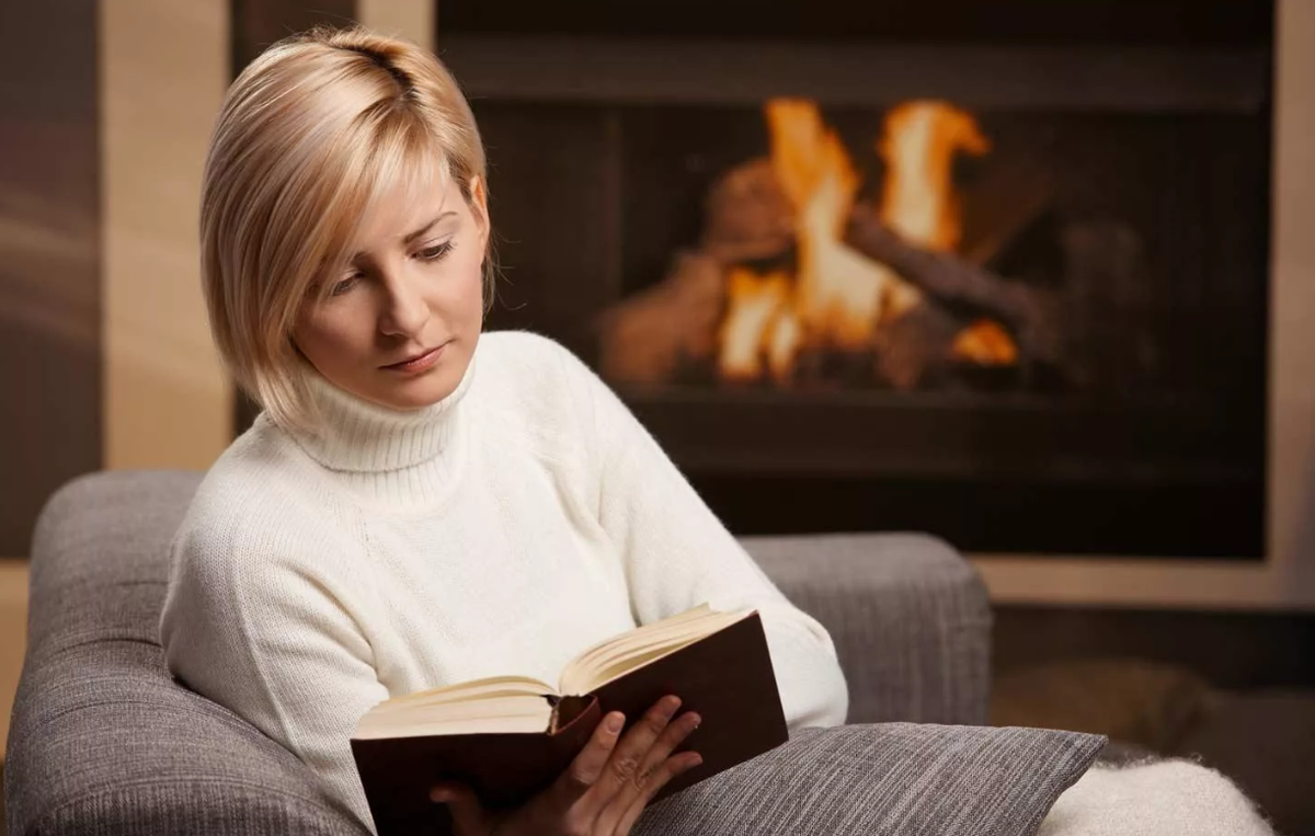 Женщины дающие дома. Женщина с книгой. Уютная женщина. Чтение книг. Женщина в доме.