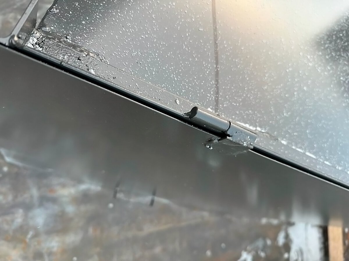 Все острые края и шероховатости      корпуса баков для ТБО с колесами и крышек под них тщательно обрабатываются и удаляются