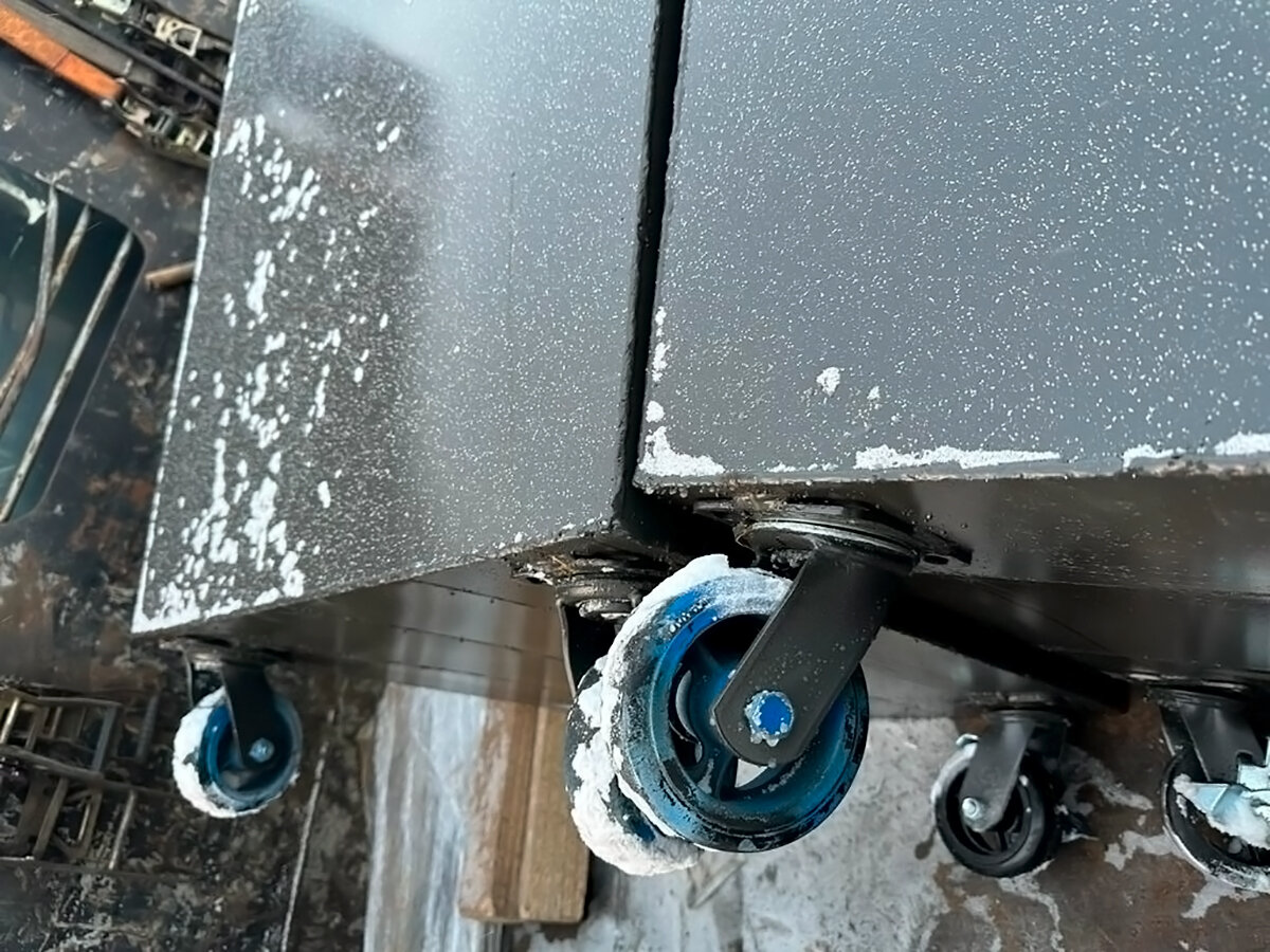 Контейнеры мусорные 0,75 м³, оснащенные полимерными колесами