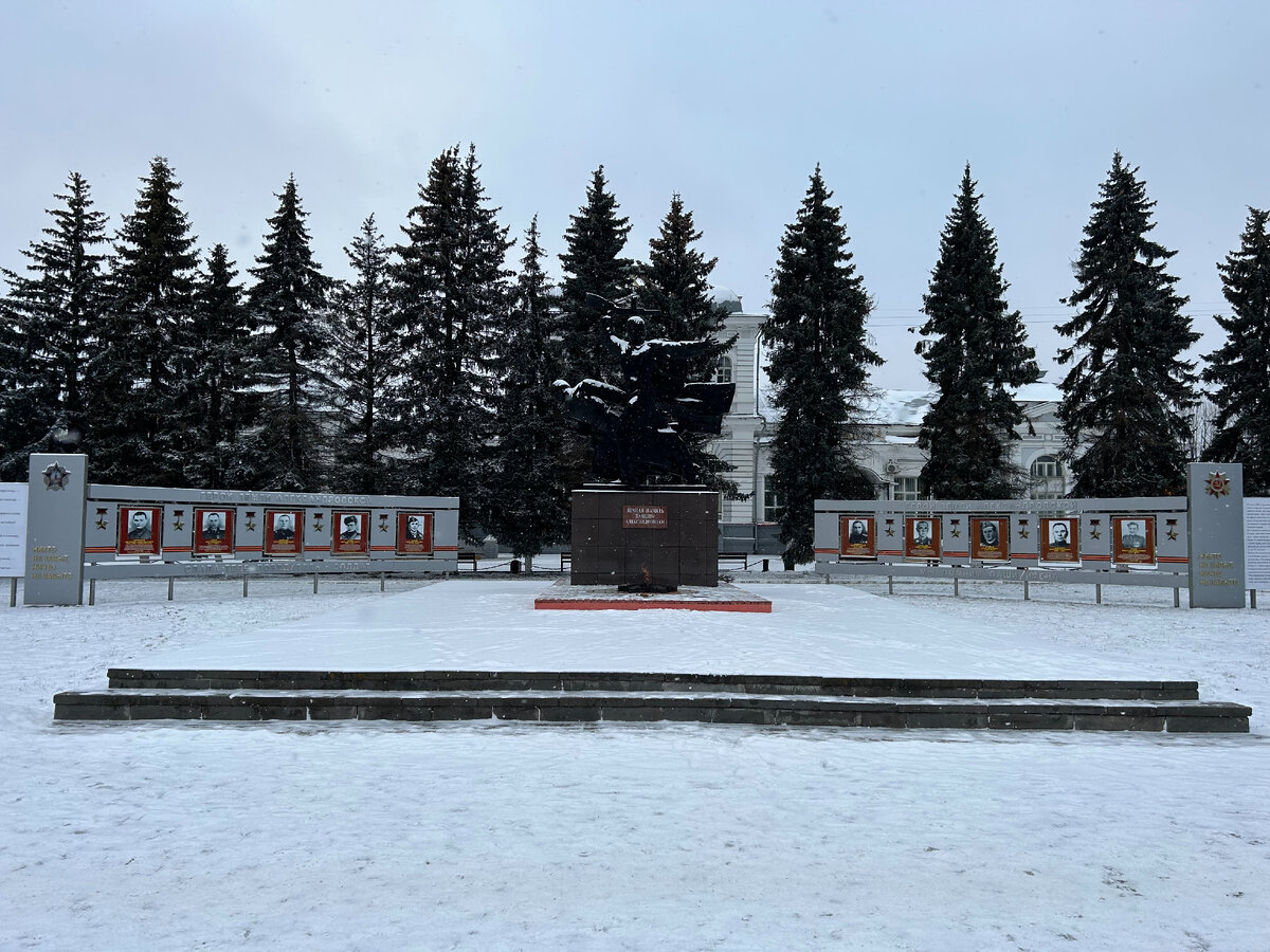 Вечный огонь, Храм Серафима Саровского и Вокзал в городе Александрове