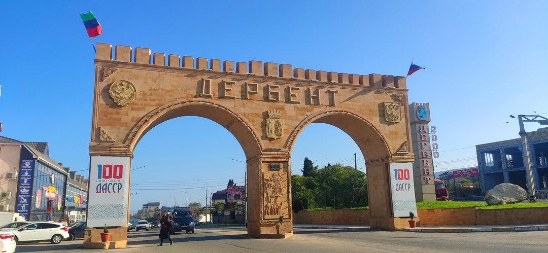 Один из древнейших городом в России, именуемый «главные ворота». Что это за город?