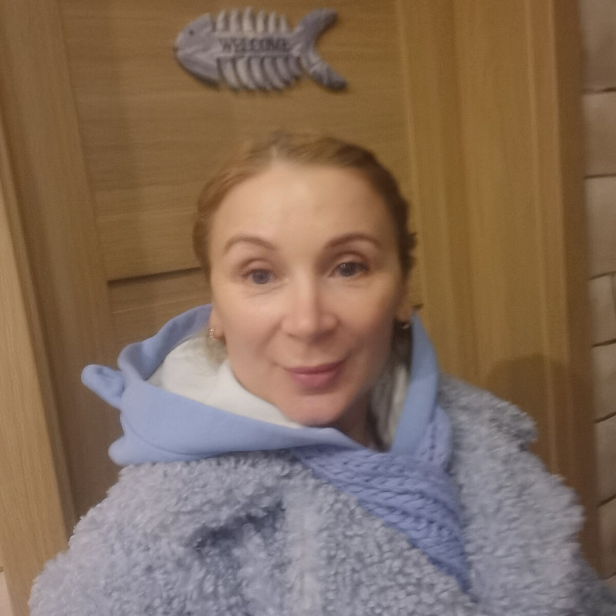 У меня за спиной табличка на туалете у нас дома. Welcome! Собираюсь в клинику.