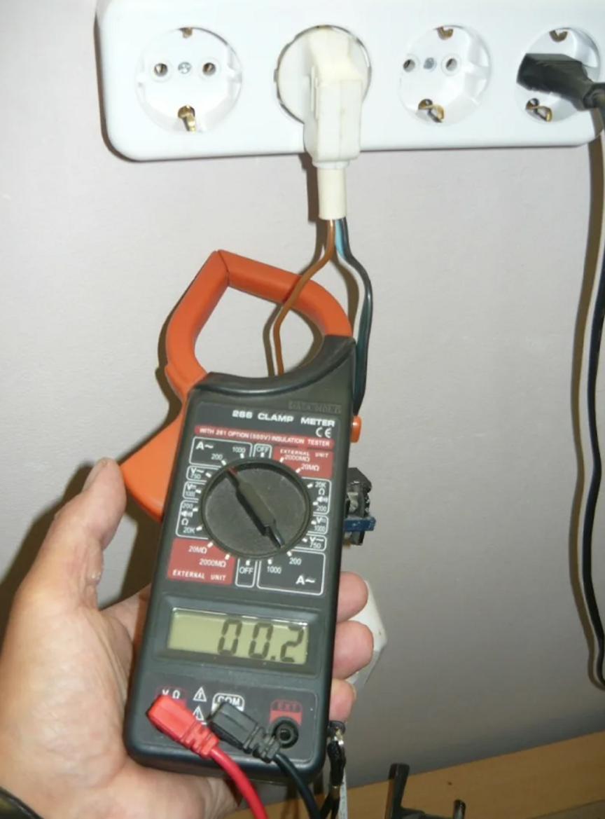 Проверить ток в проводах. Измеритель мощности переносной с токовыми клещами. Мультиметр цифровой с клещами токоизмерительными. Измерить ток токовые клещи переменного. Мультиметр с токовыми клещами.