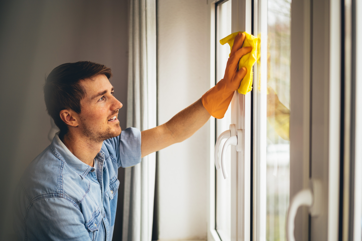 Уборка украшений на клею — крайне хлопотное последствие праздников. 