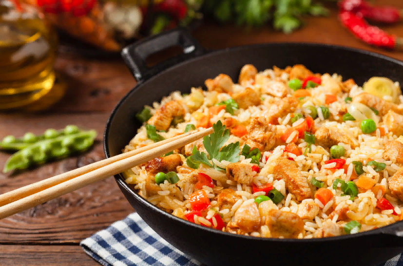вьетнамский жареный рис. рис с курицей яйцом овощами. рис по тайски. тяхан тайский. тяхан с курицей.