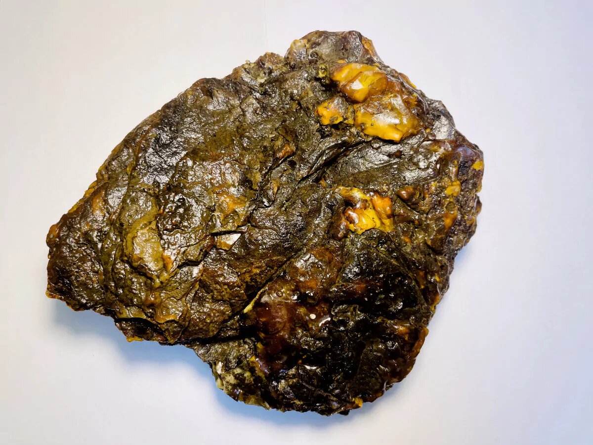 © Фото: Уникальный камень состоит из множества слоев древней смолы / пресс-служба АО «Калининградский янтарный комбинат»