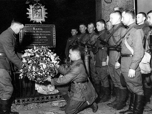Советские бойцы возлагают венок к могиле фельдмаршал Михаила Кутузова в Казанском соборе. 1943 год