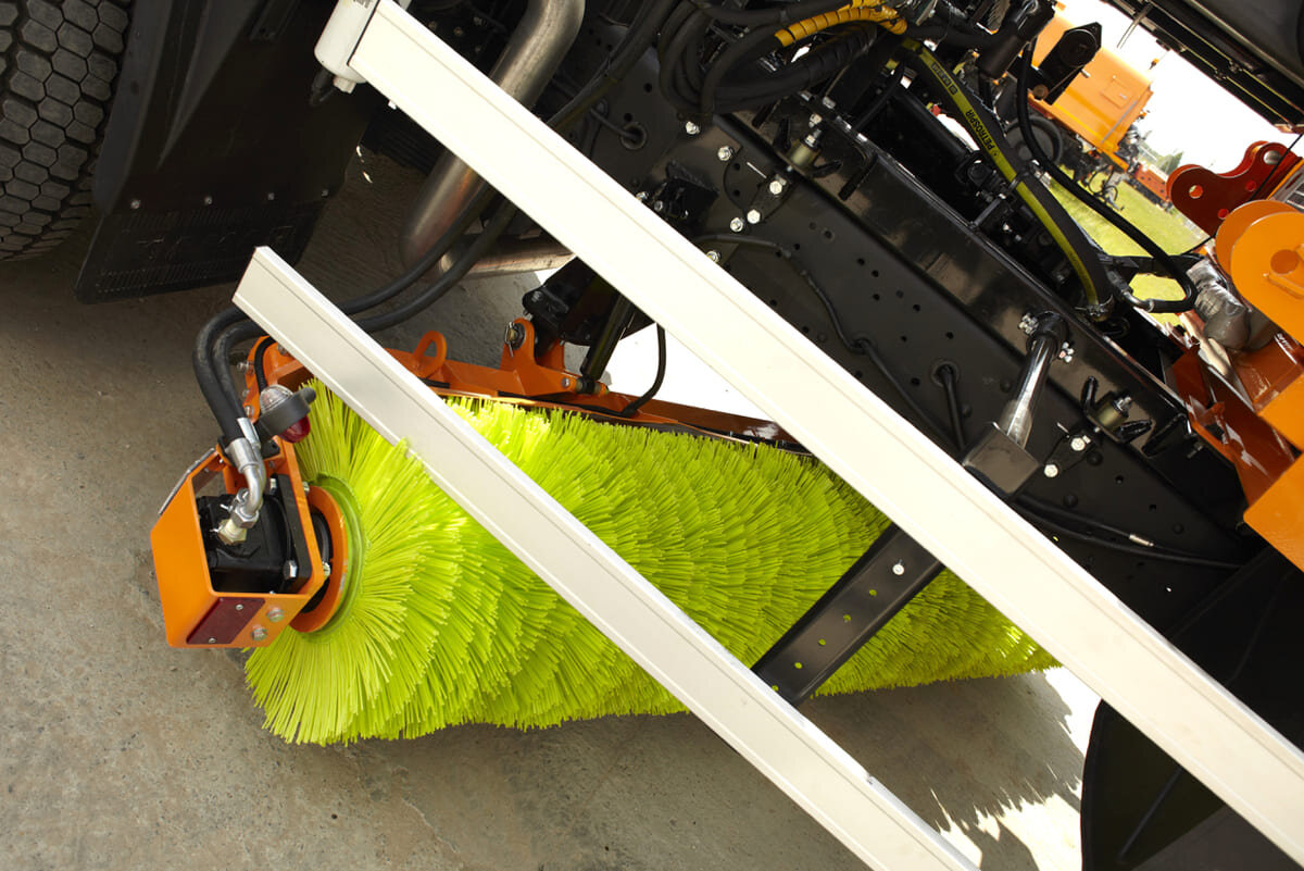 Щетка с бункером для мтз 82. Подметально-уборочная машина habert hbb25-f. Подметально-уборочная машина навесная. Щетка средняя на кдм. Щетка уборочная на ниву.