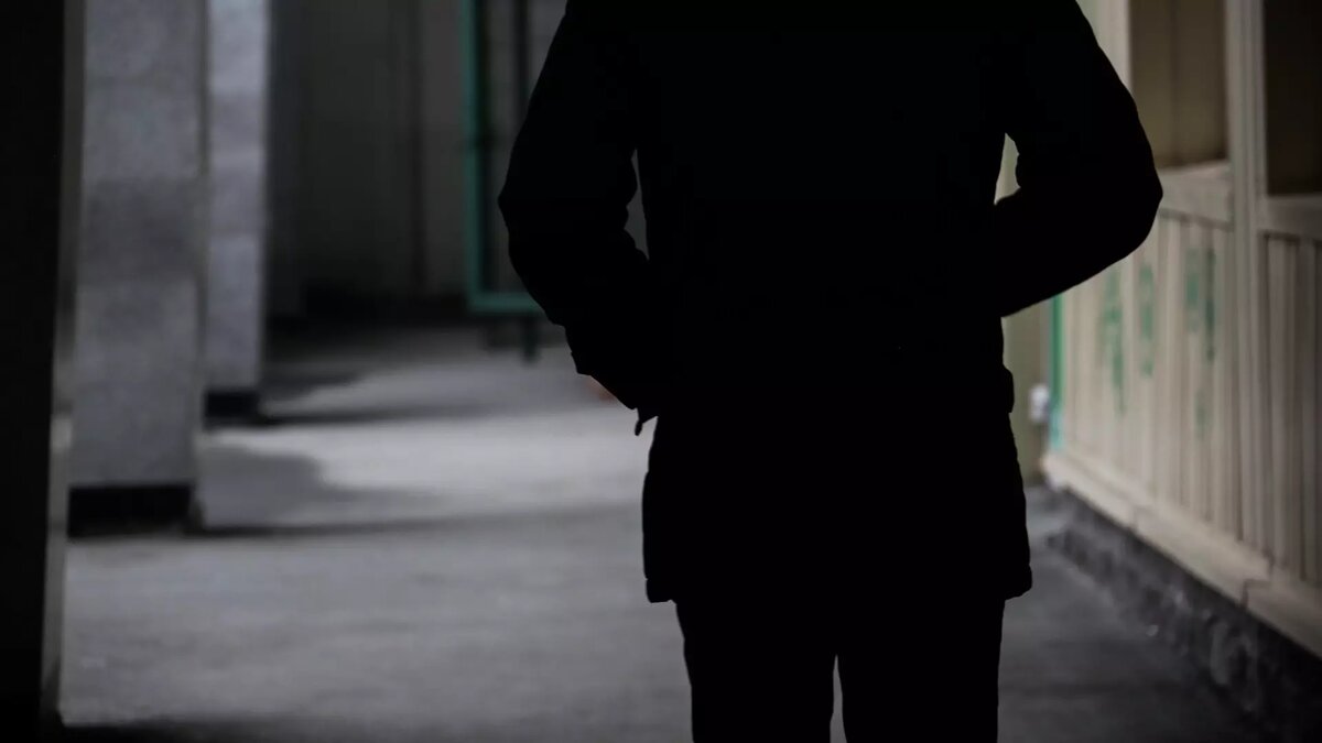     Вечером администратор комиссионного магазина обратился в полицию с сообщением о грабеже. По его словам, двое неизвестных мужчин похитили два мобильных телефона из магазина, причинив ущерб на сумму более 80 000 рублей.