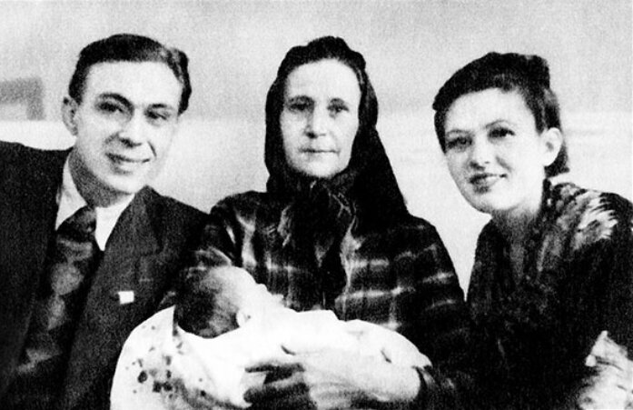 Евгений Матвеев с Лидой, Светой и мамой