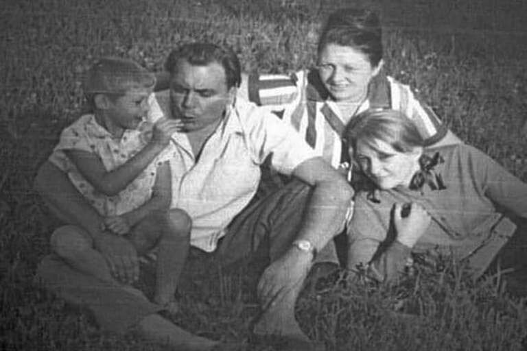 Евгений Матвеев с семьей