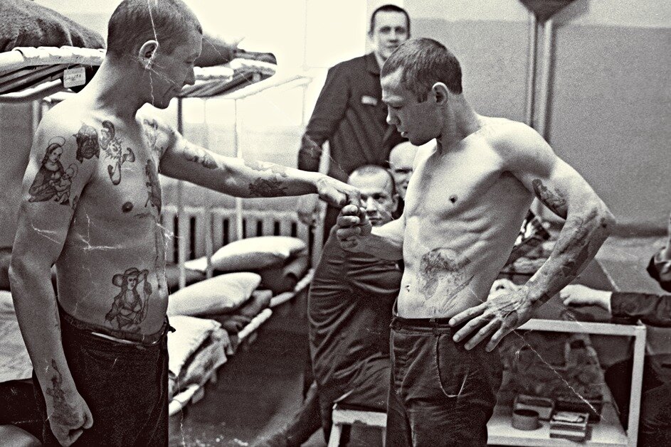 российская тюрьма. хата в тюрьме. как живут зеки. зона тюрьма. корточки тюрьмы.