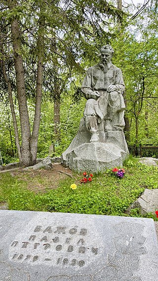 Памятник на могиле писателя в Екатеринбурге