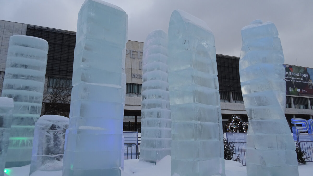 Ледяные скульптуры. Листвянка ледяные скульптуры. Ледяной скульптор. Ледяной скульптор. Ледяная скульптура человека.