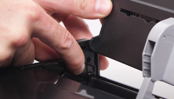 Фото 1. Снимаем крышку подачи бумаги