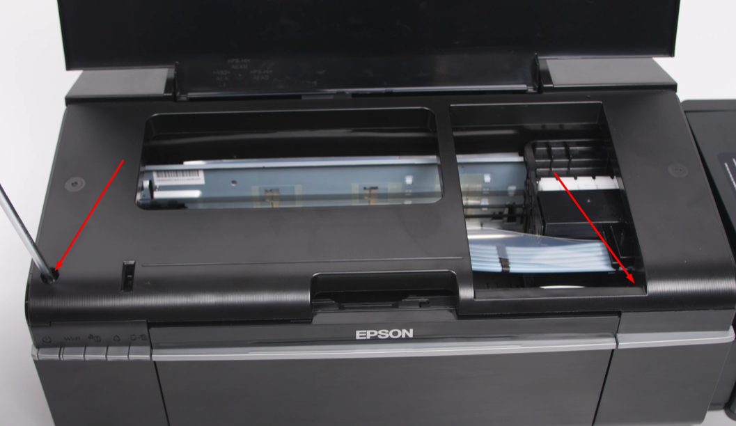 Фото 2. Выкручиваем два винта в указанных местах