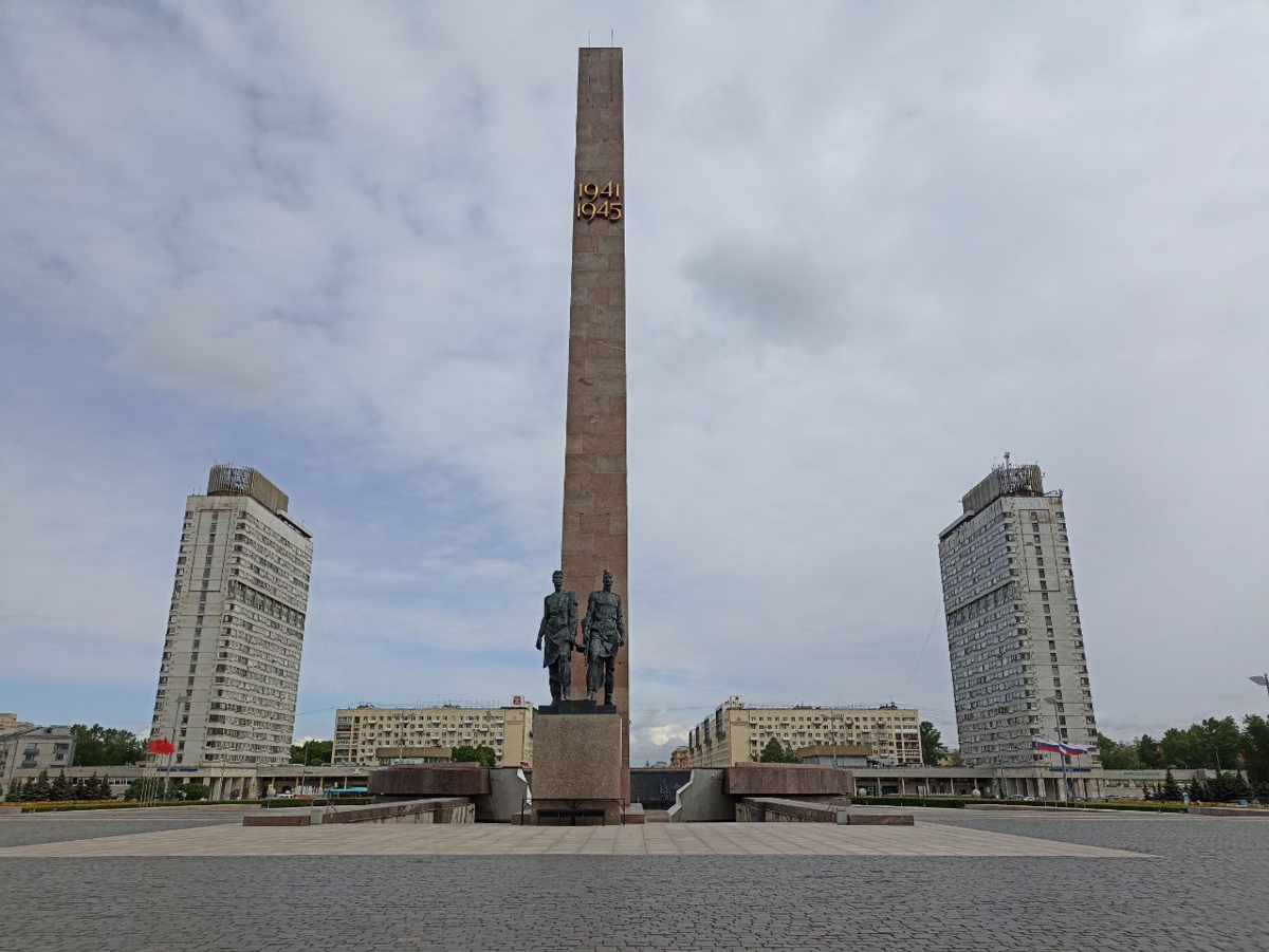 В утренних новостях 18 го января на первом канале журналист вдохновенно рассказывал о памятных мероприятиях в честь дня прорыва блокады Ленинграда и прожекторах установленных на большой рогатке. Историческое название этого места в Санкт-Петербурге - СРЕДНЯЯ РОГАТКА. Друзья, следите за тем, что вы несёте массам.