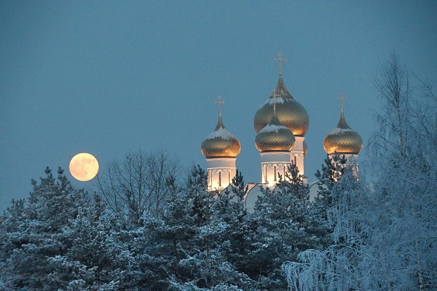 Зима храм золотые купола