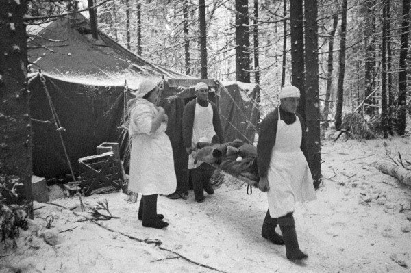 Полевой госпиталь. Волховский фронт, январь 1943 г. Фотография Анатолия Гаранина