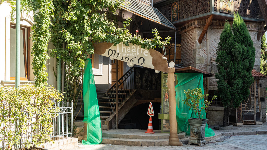 Вход в театр