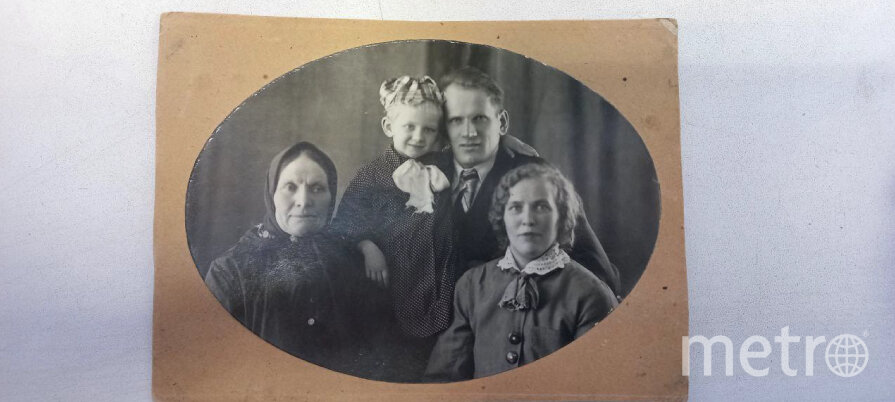    Январь 1941-го. Пётр Александров с женой Анастасией, дочкой Людой и тёщей Татьяной Фроловной (умерла весной 1941 года).предоставлено Ольгой Петровой